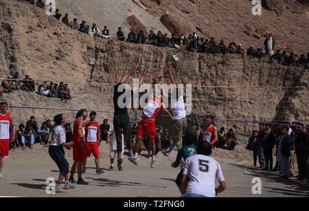 (190402) - BAMYAN, April 2, 2019 (Xinhua) - die lokale Bevölkerung konkurrieren in einem Volleyball Spiel während einer lokalen Games Festival in Shibar Bezirk der Provinz Bamyan, Afghanistan, am 31. März 2019. (Xinhua / Noor Azizi) Stockfoto