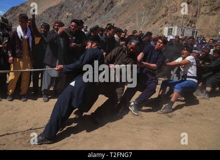 (190402) - BAMYAN, April 2, 2019 (Xinhua) - die lokale Bevölkerung nehmen an einem Tauziehen Spiel während einer lokalen Games Festival in Shibar Bezirk der Provinz Bamyan, Afghanistan, am 31. März 2019. (Xinhua / Noor Azizi) Stockfoto