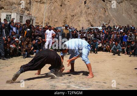 (190402) - BAMYAN, April 2, 2019 (Xinhua) - die lokale Bevölkerung nehmen an einem wrestling Veranstaltung während eines lokalen Games Festival in Shibar Bezirk der Provinz Bamyan, Afghanistan, am 31. März 2019. (Xinhua / Noor Azizi) Stockfoto