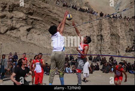 (190402) - BAMYAN, April 2, 2019 (Xinhua) - die lokale Bevölkerung konkurrieren in einem Volleyball Spiel während einer lokalen Games Festival in Shibar Bezirk der Provinz Bamyan, Afghanistan, am 31. März 2019. (Xinhua / Noor Azizi) Stockfoto