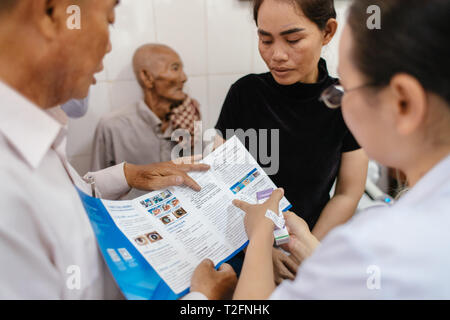 (190402) - PHNOM PENH, 2. April 2019 (Xinhua) - liao Shaoyan (1. R), eine Krankenschwester des ersten angeschlossenen Krankenhaus der Medizinischen Universität Guangxi, berät Summe Meyle (2. R) auf post-operative Dos und Don'ts nach einer Operation im Krankenhaus in der Provinz Kampong Cham Kampong Cham, Kambodscha, 16. März 2019. Summe Meyle, 36, ist alleinerziehende Mutter mit 5 Kindern. Um zu helfen, ihre finanziellen Bedingungen, zwei von meyle's Töchter jetzt Arbeiten in der Hauptstadt Phnom Penh, während zwei ihrer Söhne leben in einem Pflegeheim zu verbessern. Meyle lebt jetzt in einem gemieteten shanty Haus mit ihren jüngsten Daug Stockfoto