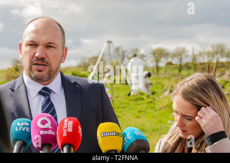 Ballyhalbert, County Down, Nordirland, Irland. 02 Apr, 2019. Detective Betriebsleiter Jason Murphy Appelle für Informationen über die Wherabouts von Lisa Dorrian, die verloren gingen im Jahr 2005 nach einer Partei in einem Caravan Park. Sie haben ein WW2 Flugplatz neben dem Park mit neuer Technologie, einschließlich Ground Penetrating Radar, sucht der unterirdischen Hohlräume zu leiten revisited, und wird auf den Caravan Park mit diesem zu suchen. Credit: Stephen Barnes/Alamy leben Nachrichten Stockfoto