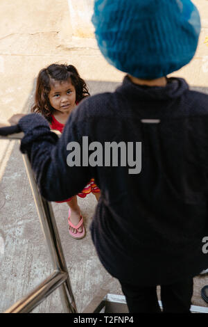 (190402) - PHNOM PENH, 2. April 2019 (Xinhua) - Summe Meyle von ihrer Tochter begrüßt wird nach einer Operation im Krankenhaus in der Provinz Kampong Cham Kampong Cham, Kambodscha, 15. März 2019. Summe Meyle, 36, ist alleinerziehende Mutter mit 5 Kindern. Um zu helfen, ihre finanziellen Bedingungen, zwei von meyle's Töchter jetzt Arbeiten in der Hauptstadt Phnom Penh, während zwei ihrer Söhne leben in einem Pflegeheim zu verbessern. Meyle lebt jetzt in einem gemieteten shanty Haus mit ihrer jüngsten Tochter. Meyle von Katarakt erlitten, nachdem ihr linkes Auge verletzt wurde. Vor sieben Monaten hatte sie ihre fast verloren Stockfoto