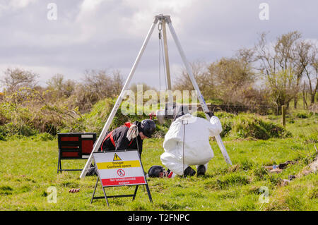 Ballyhalbert, County Down, Nordirland, Irland. 02 Apr, 2019. Detective Betriebsleiter Jason Murphy Appelle für Informationen über die Wherabouts von Lisa Dorrian, die verloren gingen im Jahr 2005 nach einer Partei in einem Caravan Park. Sie haben ein WW2 Flugplatz neben dem Park mit neuer Technologie, einschließlich Ground Penetrating Radar, sucht der unterirdischen Hohlräume zu leiten revisited, und wird auf den Caravan Park mit diesem zu suchen. Credit: Stephen Barnes/Alamy leben Nachrichten Stockfoto