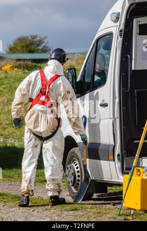 Ballyhalbert, County Down, Nordirland, Irland. 02 Apr, 2019. Detective Betriebsleiter Jason Murphy Appelle für Informationen über die Wherabouts von Lisa Dorrian, die verloren gingen im Jahr 2005 nach einer Partei in einem Caravan Park. Sie haben ein WW2 Flugplatz neben dem Park mit neuer Technologie, einschließlich Ground Penetrating Radar, sucht der unterirdischen Hohlräume zu leiten revisited, und wird auf den Caravan Park mit diesem zu suchen. Credit: Stephen Barnes/Alamy leben Nachrichten Stockfoto