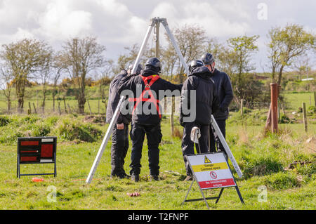 Ballyhalbert, County Down, Nordirland, Irland. 02 Apr, 2019. Detektiv Spezialist suche Offiziere Suche u-Bereiche für den Körper von Lisa Dorrian, die verloren gingen im Jahr 2005 nach einer Partei in einem Caravan Park. Sie haben ein WW2 Flugplatz neben dem Park mit neuer Technologie, einschließlich Ground Penetrating Radar, sucht der unterirdischen Hohlräume zu leiten revisited, und wird auf den Caravan Park mit diesem zu suchen. Credit: Stephen Barnes/Alamy leben Nachrichten Stockfoto