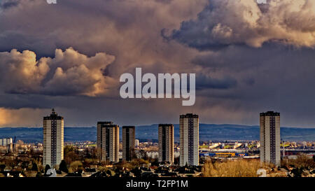 Glasgow, Schottland, Großbritannien, 2. April, 2019, UK Wetter: stürmische Wolken Rubrik über die scotstoun Türme nach Süden über die Stadt schauen. Kredit Gerard Fähre / alamy Leben Nachrichten Stockfoto