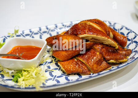 Hongkong, China. 13 Jan, 2019. Knusprig gebratene Hähnchen mit fermentierten roten Tofu Sauce (halb Vogel) gesehen auf einer Platte angezeigt. Credit: Daniel Fung/SOPA Images/ZUMA Draht/Alamy leben Nachrichten Stockfoto