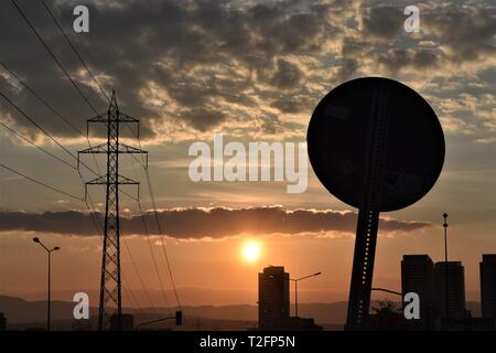 Ankara, Türkei. 2 Apr, 2019. Ein Verkehrsschild ist ab wie die Sonne über Wohngebäude setzt. Credit: Altan Gochre/ZUMA Draht/Alamy leben Nachrichten Stockfoto