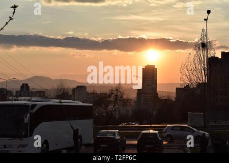 Ankara, Türkei. 2 Apr, 2019. Ein Mann reinigt seinen Bus wie die Sonne über Wohngebäude setzt. Credit: Altan Gochre/ZUMA Draht/Alamy leben Nachrichten Stockfoto