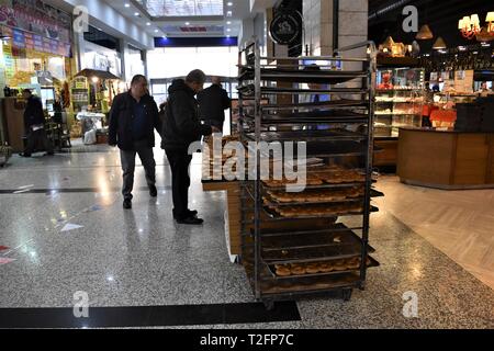 Ankara, Türkei. 2 Apr, 2019. Menschen kaufen, traditionelles Gebäck Ringe anlässlich der Islamischen Falle von Miraj Nacht oder Lailat al Miraj. Credit: Altan Gochre/ZUMA Draht/Alamy leben Nachrichten Stockfoto