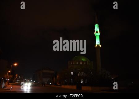 Ankara, Türkei. 2 Apr, 2019. Eine Moschee Minarett ist anlässlich der Islamischen Falle von Miraj Nacht oder Lailat al Miraj beleuchtet. Credit: Altan Gochre/ZUMA Draht/Alamy leben Nachrichten Stockfoto