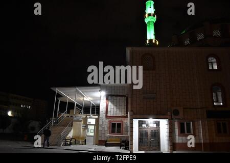 Ankara, Türkei. 2 Apr, 2019. Ein Muslim worshipper geht in eine Moschee der Islamischen Falle von Miraj Nacht oder Lailat al Miraj zu markieren. Credit: Altan Gochre/ZUMA Draht/Alamy leben Nachrichten Stockfoto