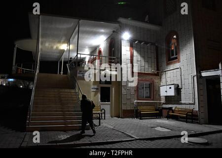 Ankara, Türkei. 2 Apr, 2019. Ein Muslim worshipper geht in eine Moschee der Islamischen Falle von Miraj Nacht oder Lailat al Miraj zu markieren. Credit: Altan Gochre/ZUMA Draht/Alamy leben Nachrichten Stockfoto