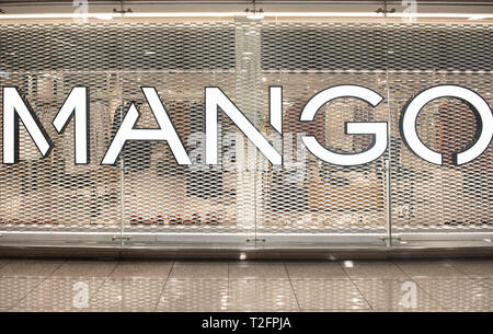 Barcelona, Spanien. 7 Mär, 2019. Spanisch Kleidung Marke store Mango ist am Flughafen Barcelona El Prat Josep Tarradellas Flughafen gesehen. Credit: Budrul Chukrut/SOPA Images/ZUMA Draht/Alamy leben Nachrichten Stockfoto