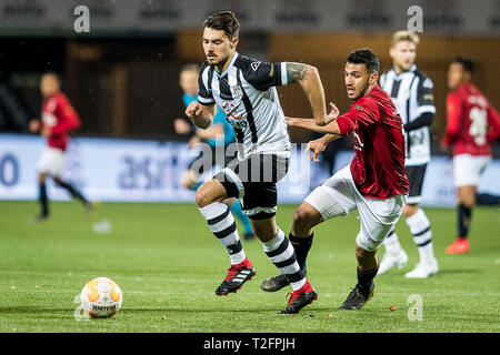 ALMELO - 02-04-2019, Polman Stadion niederländische Fußball eredivisie Saison 2018 / 2019. (Links-rechts) Heracles Almelo Spieler Maximilian Rossmann, Willem II player Vangelis Pavlidis während des Spiels Herakles - Willem II. Stockfoto