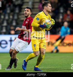 ALMELO - 02-04-2019, Polman Stadion niederländische Fußball eredivisie Saison 2018 / 2019. Willem II player Vangelis Pavlidis, Heracles Almelo keeper Janis Blaswich während des Spiels Herakles - Willem II. Stockfoto