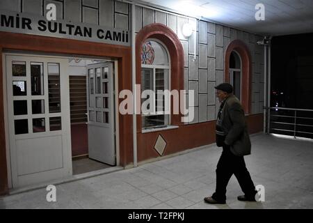 Ankara, Türkei. 2 Apr, 2019. Ein Muslim worshipper geht in eine Moschee der Islamischen Falle von Miraj Nacht oder Lailat al Miraj zu markieren. Credit: Altan Gochre/ZUMA Draht/Alamy leben Nachrichten Stockfoto