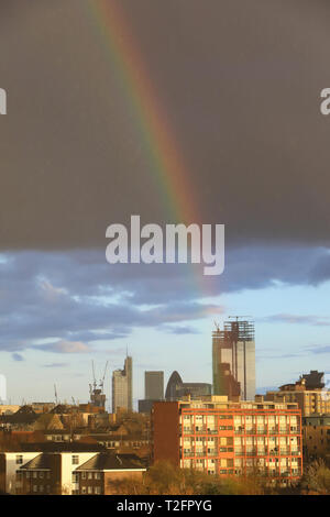 London, Großbritannien. 2. Apr 2019. UK Wetter: Dramatische Hagel Duschen in London 2.April 2019. Ein herrlicher Regenbogen über der Wolkenkratzer Twentytwo auf Bishopsgate in London, UK Credit: Monica Wells/Alamy leben Nachrichten Stockfoto