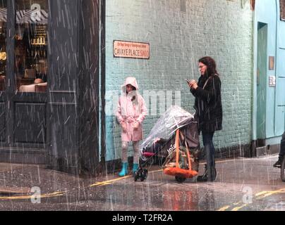 London, Großbritannien. 2 Apr, 2019. UK Wetter: Frühling nahm einen Schritt rückwärts wie Hagel Duschen in London getroffen. © Brian: Brian Minkoff/Alamy leben Nachrichten Stockfoto