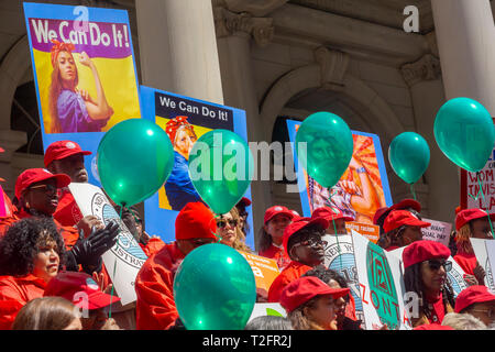 New York, USA. 02 Apr, 2019. Aktivisten, Gemeindeleiter, Gewerkschafter und Politiker versammeln sich auf den Stufen des Rathauses in New York am Dienstag, 2. April 2019 gegen Ungleichheit zu sammeln, auf der 13. jährlichen Equal Pay Day. Weltweit verdienen Frauen im Durchschnitt 87 Cent für jeden Dollar, den ihr männliches Pendant verdient mit dramatischen Anpassungen für Frauen der Farbe. Credit: Richard Levine/Alamy leben Nachrichten Stockfoto