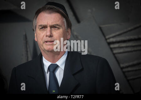 (190402) - JERUSALEM, April 2, 2019 (Xinhua) - Der brasilianische Präsident Jair Bolsonaro besucht eine Gedenkveranstaltung in der Halle der Erinnerung in Yad Vashem, die Erinnerung an den Holocaust Centre, in Jerusalem, am 2. April 2019. (Xinhua / jini) Stockfoto