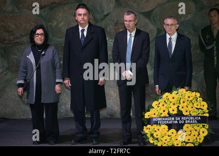 (190402) - JERUSALEM, April 2, 2019 (Xinhua) - Der brasilianische Präsident Jair Bolsonaro (2. L) besucht eine Gedenkveranstaltung in der Halle der Erinnerung in Yad Vashem, die Erinnerung an den Holocaust Centre, in Jerusalem, am 2. April 2019. (Xinhua / jini) Stockfoto