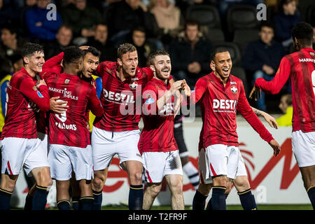 ALMELO - 02-04-2019, Polman Stadion niederländische Fußball eredivisie Saison 2018 / 2019. Willem II player Vangelis Pavlidis feiern das Ziel 0-3 während des Spiels Herakles - Willem II. Stockfoto