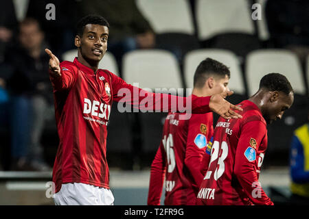 ALMELO - 02-04-2019, Polman Stadion niederländische Fußball eredivisie Saison 2018 / 2019. Willem II Spieler Alexander Isak feiern das Ziel während des Spiels Herakles - Willem II. Stockfoto