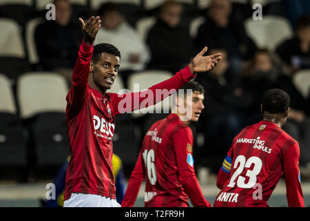 ALMELO - 02-04-2019, Polman Stadion niederländische Fußball eredivisie Saison 2018 / 2019. Willem II Spieler Alexander Isak feiern das Ziel während des Spiels Herakles - Willem II. Stockfoto
