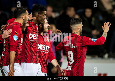 ALMELO - 02-04-2019, Polman Stadion niederländische Fußball eredivisie Saison 2018 / 2019. Willem II Spieler Alexander Isak feiern das Ziel während des Spiels Herakles - Willem II. Stockfoto