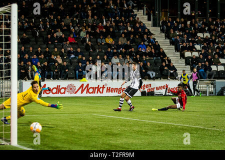 ALMELO - 02-04-2019, Polman Stadion niederländische Fußball eredivisie Saison 2018 / 2019. Willem II Spieler Alexander Isak Kerben die 2-0 während des Spiels Herakles - Willem II. Stockfoto