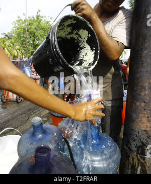 Los Guayos, Carabobo, Venezuela. 2 Apr, 2019. April 02, 2019 Kinder beteiligen sich an der Suche nach Wasser, Laden und Übertragen von Containern aus dem heimlichen Outlet in ihre Häuser, die mehr als 14 Tage ohne die lebenswichtige Flüssigkeit in ihre Häuser nehmen. foto: Juan Carlos Hernandez Credit: Juan Carlos Hernandez/ZUMA Draht/Alamy leben Nachrichten Stockfoto