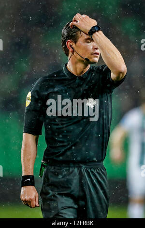GRONINGEN - 02-04-2019, Groningen Stadium, der niederländischen Eredivisie Saison 2018/2019. Schiedsrichter Joey Kooij im Regen während des Spiels Groningen - Graafschap. Stockfoto