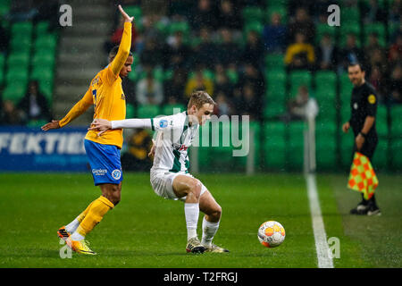 GRONINGEN - 02-04-2019, Groningen Stadium, der niederländischen Eredivisie Saison 2018/2019. Groningen player Kaj Sierhuis (R) und De Graafschap player Delano Burgzorg (L) während des Spiels Groningen - Graafschap. Stockfoto