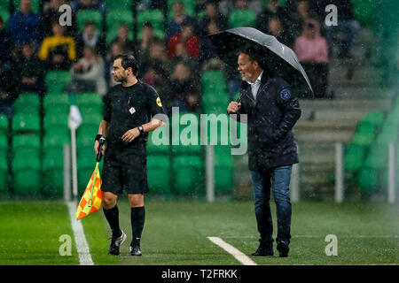 GRONINGEN - 02-04-2019, Groningen Stadium, der niederländischen Eredivisie Saison 2018/2019. De Graafschap Trainer Trainer Henk de Jong (R) an der Seitenlinie während des Spiels Groningen - Graafschap. Stockfoto