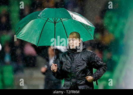 GRONINGEN - 02-04-2019, Groningen Stadium, der niederländischen Eredivisie Saison 2018/2019. Groningen Trainer/Coach Danny Buijs am Rande mit Regenschirm während des Spiels Groningen - Graafschap. Stockfoto