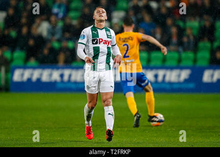 GRONINGEN - 02-04-2019, Groningen Stadium, der niederländischen Eredivisie Saison 2018/2019. Groningen player Kaj Sierhuis (L) niedergeschlagen, die während des Spiels Groningen - Graafschap. Stockfoto