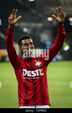 ALMELO - 02-04-2019, Polman Stadion niederländische Fußball eredivisie Saison 2018 / 2019. Willem II Spieler Alexander Isak feiert den Gewinn während dem Match Herakles - Willem II. Endstand 3-4. Stockfoto