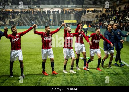 ALMELO - 02-04-2019, Polman Stadion niederländische Fußball eredivisie Saison 2018 / 2019. Willem II Spieler feiern den Sieg während des Spiels Herakles - Willem II. Endstand 3-4. Stockfoto
