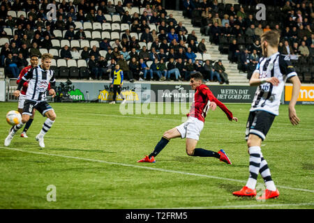 ALMELO - 02-04-2019, Polman Stadion niederländische Fußball eredivisie Saison 2018 / 2019. Willem II Spieler Marios Vrousai Kerben während der Match Herakles - Willem II. Endstand 3-4. Stockfoto