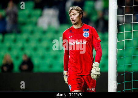 GRONINGEN - 02-04-2019, Groningen Stadium, der niederländischen Eredivisie Saison 2018/2019. De Graafschap Torwart Nigel Bertrams niedergeschlagen während des Spiels Groningen - Graafschap. Stockfoto