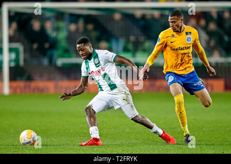 GRONINGEN - 02-04-2019, Groningen Stadium, der niederländischen Eredivisie Saison 2018/2019. Groningen player Deyovaisio Zeefuik (L) und De Graafschap player Delano Burgzorg (R) während des Spiels Groningen - Graafschap. Stockfoto