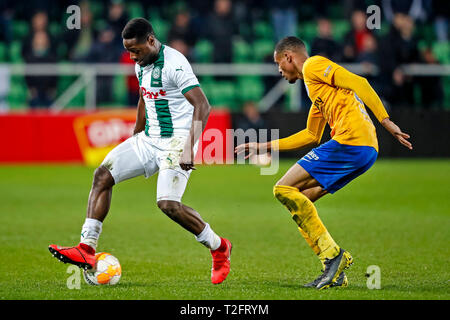 GRONINGEN - 02-04-2019, Groningen Stadium, der niederländischen Eredivisie Saison 2018/2019. Groningen player Deyovaisio Zeefuik (L) und De Graafschap player Delano Burgzorg (R) während des Spiels Groningen - Graafschap. Stockfoto