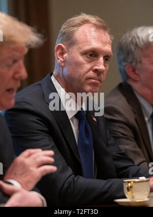 Die Usa-Verteidigungsminister Patrick M. Shanahan hört als US-Präsident Donald J. Trumpf Bemerkungen macht, während eine erweiterte bilaterale Treffen mit Ministerpräsident Jens Stoltenberg, Generalsekretär der Organisation des Nordatlantikvertrags (NATO) im Schaltschrank des Weißen Hauses in Washington, DC am Dienstag, 2. April 2019. Credit: Ron Sachs/Pool über CNP | Verwendung weltweit Stockfoto