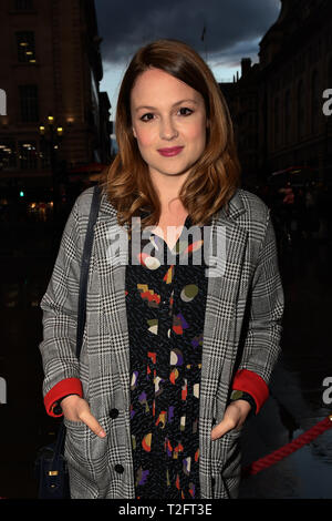 London, Großbritannien. 2. April 2019. Kimberley Nixon ist eine walisische Schauspielerin Comedy sorgen über einen Bankraub bei Criterion Theatre, Piccadilly Circus, London, UK. Am 2. April 2019. Bild Capital/Alamy leben Nachrichten Stockfoto