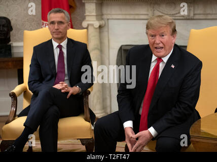 Washington DC, USA. 02 Apr, 2019. Präsidenten der Vereinigten Staaten Donald J. Trumpf trifft Ministerpräsident Jens Stoltenberg, Generalsekretär der Organisation des Nordatlantikvertrags (NATO) im Oval Office des Weißen Hauses in Washington, DC am Dienstag, 2. April 2019. Credit: Ron Sachs/Pool über CNP/MediaPunch Credit: MediaPunch Inc/Alamy leben Nachrichten Stockfoto