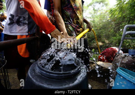 Los Guayos, Carabobo, Venezuela. 2 Apr, 2019. Die Bewohner der Gemeinde Los Guayos aufladen Behälter mit Wasser aus einem heimlichen Outlet in der Branche, und aufgrund der langen Stromausfall im Land ist nicht das Pumpen von Wasser in die Häuser. Bewohner an, dass Sie nicht die lebenswichtige Flüssigkeit in ihren Wohnungen für mehr als 15 Tage erhalten haben. Situation, die in vielen Städten Venezuelas Credit: Juan Carlos Hernandez/ZUMA Draht/Alamy Leben Nachrichten wiederholt wird Stockfoto