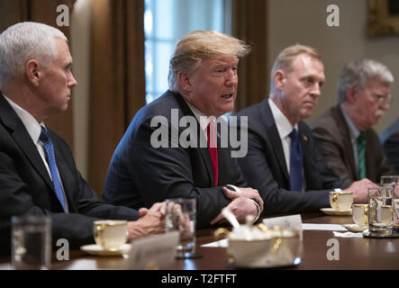 Washington, District of Columbia, USA. 2 Apr, 2019. Präsidenten der Vereinigten Staaten Donald J. Trumpf macht Anmerkungen während einer erweiterten bilaterale Treffen mit Ministerpräsident Jens Stoltenberg, Generalsekretär der Organisation des Nordatlantikvertrags (NATO) im Schaltschrank des Weißen Hauses in Washington, DC am Dienstag, 2. April 2019. Im Bild von links nach rechts: US Vice President Mike Pence, den Präsidenten der US-Verteidigungsminister Patrick M. Shanahan und National Security Advisor John R. Bolton Credit: Ron Sachs/CNP/ZUMA Draht/Alamy Live News Links Stockfoto