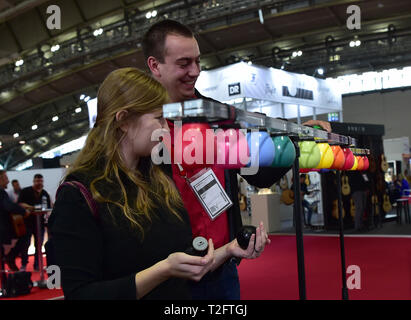 Frankfurt am Main, Deutschland. 2 Apr, 2019. Besucher versuchen eine Musik Spielzeug auf der Musikmesse in Frankfurt, Deutschland, am 2. April 2019. Die viertägige Veranstaltung Musikmesse, Europas führende Fachmesse für die Musikindustrie, hier am Dienstag trat. Credit: Lu Yang/Xinhua/Alamy leben Nachrichten Stockfoto